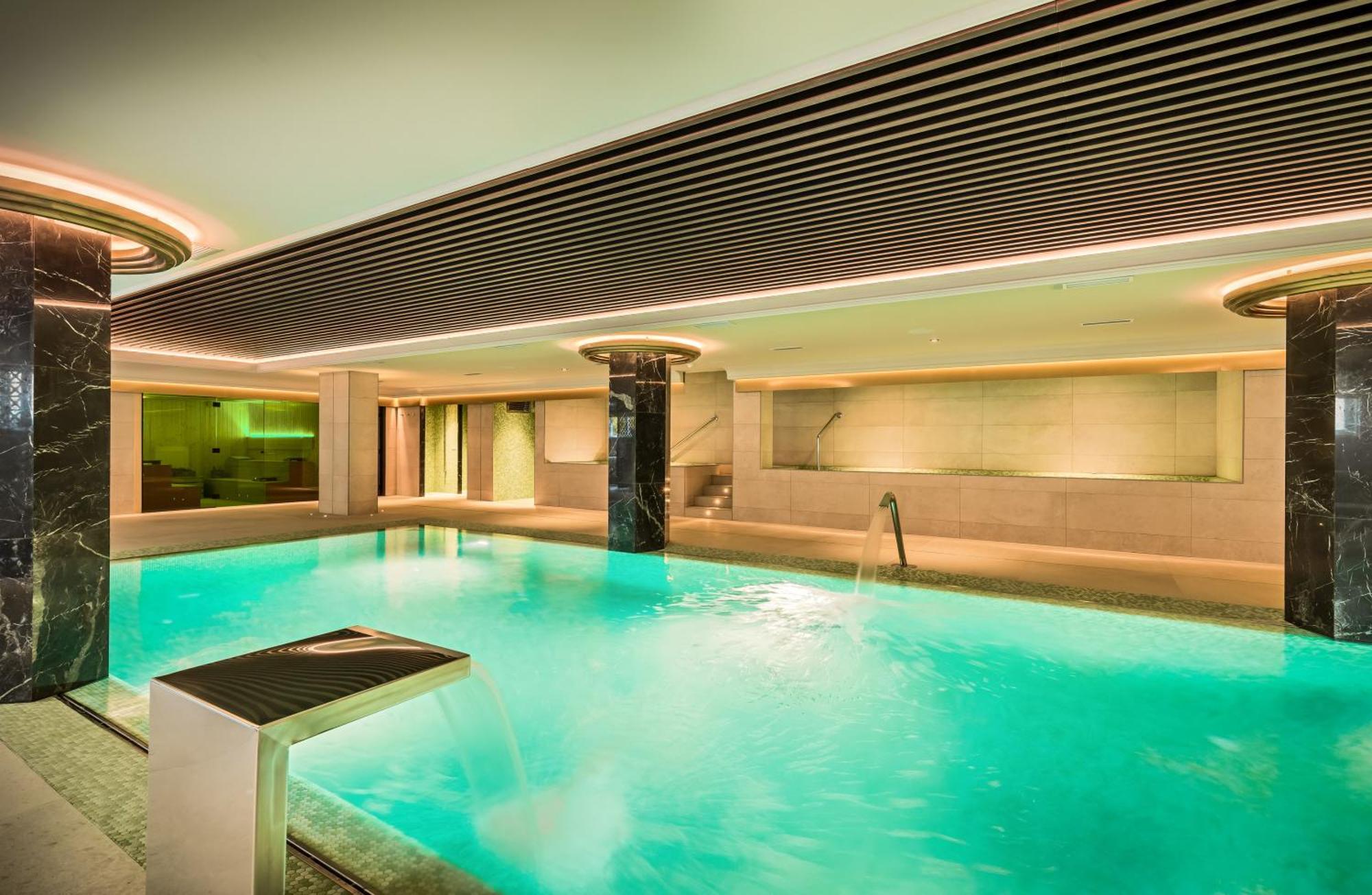 Barcelo La Nucia Palms Otel Dış mekan fotoğraf The swimming pool at the InterContinental Budapest